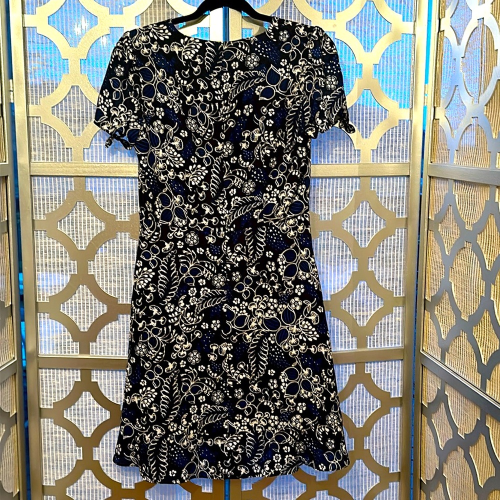 NWT J Crew Women’s blue and white short sleeved mid length floral size 4